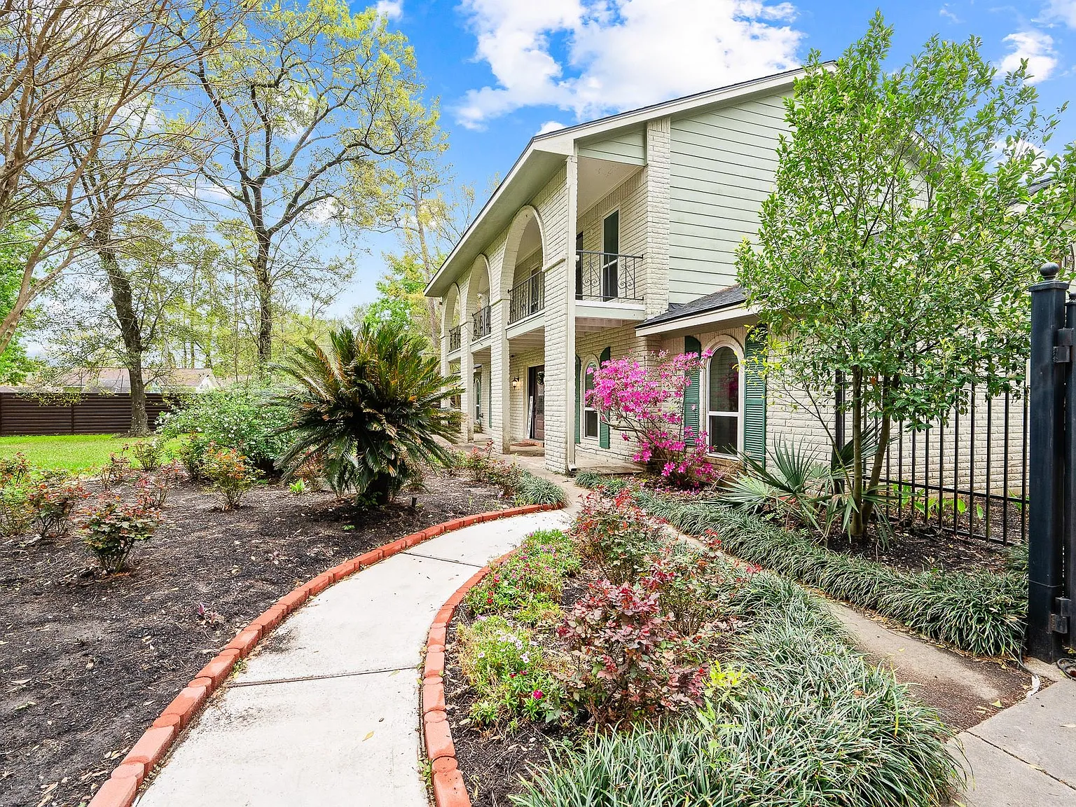 6 bed, 4.5 bath, 4440 sqft, $5,500 — Photo 3