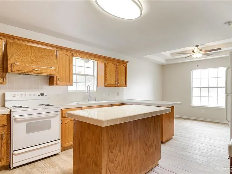 1910 Meadow Way Dr — Photo 3