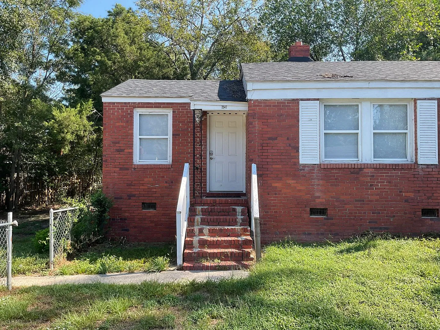 Fully Renovated 2 Bedroom! Vouchers Accepted — Photo 1