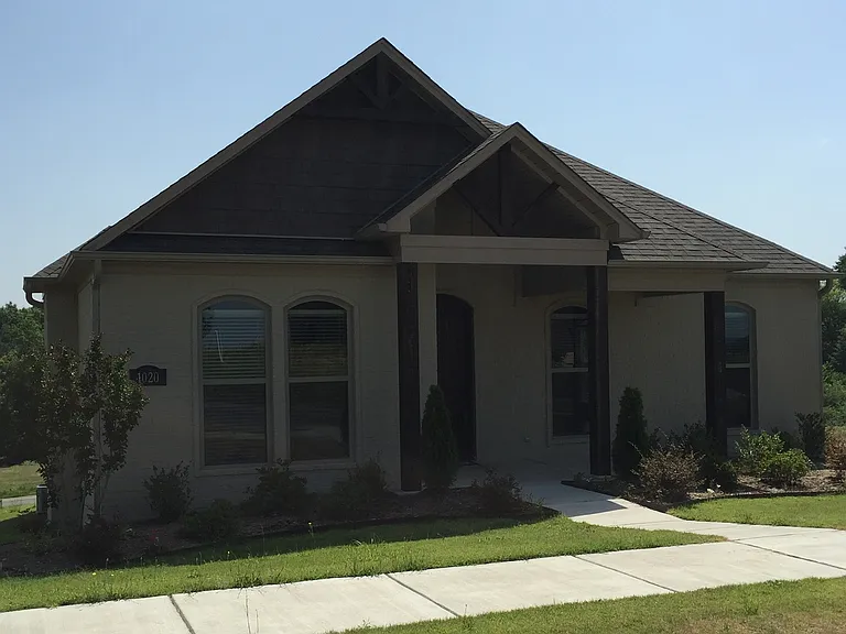 1020 Edinburgh Dr — Photo 2
