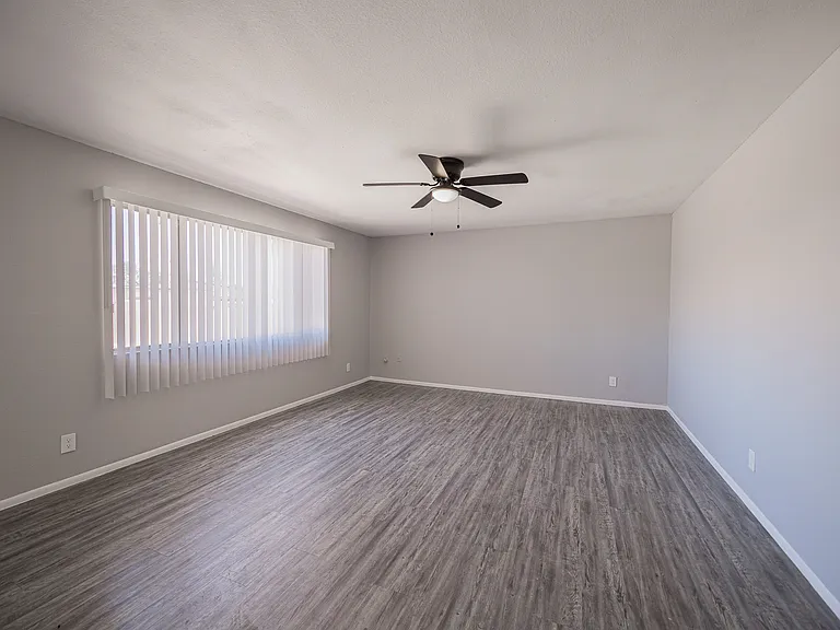 4704 S La Rosa Dr — Photo 4