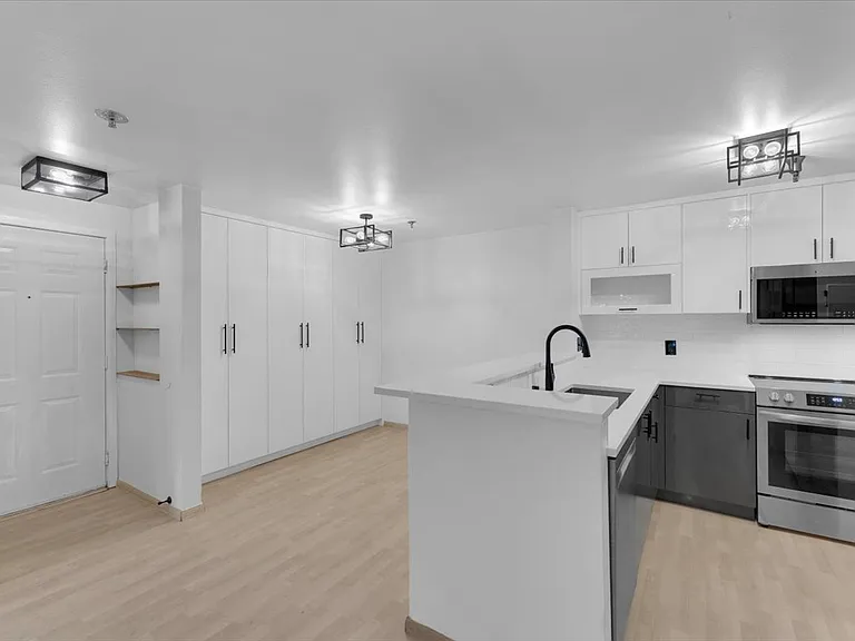 975 Aberdeen Ave NE #D105 — Photo 1