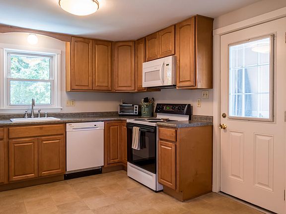 3rd image of 102 Merrymeeting Road