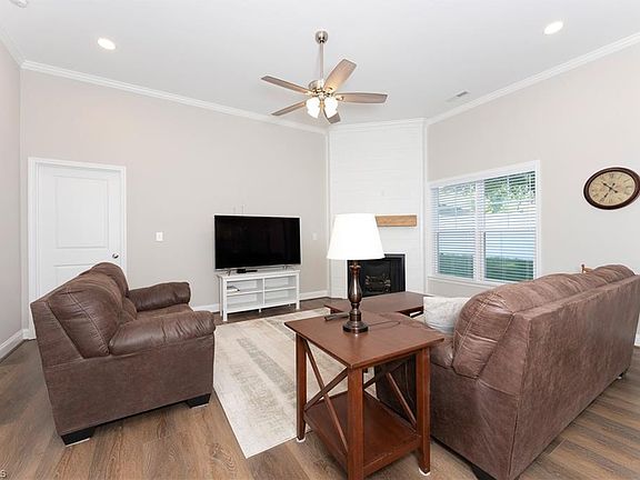 3rd image of 438 Fernwood Dr