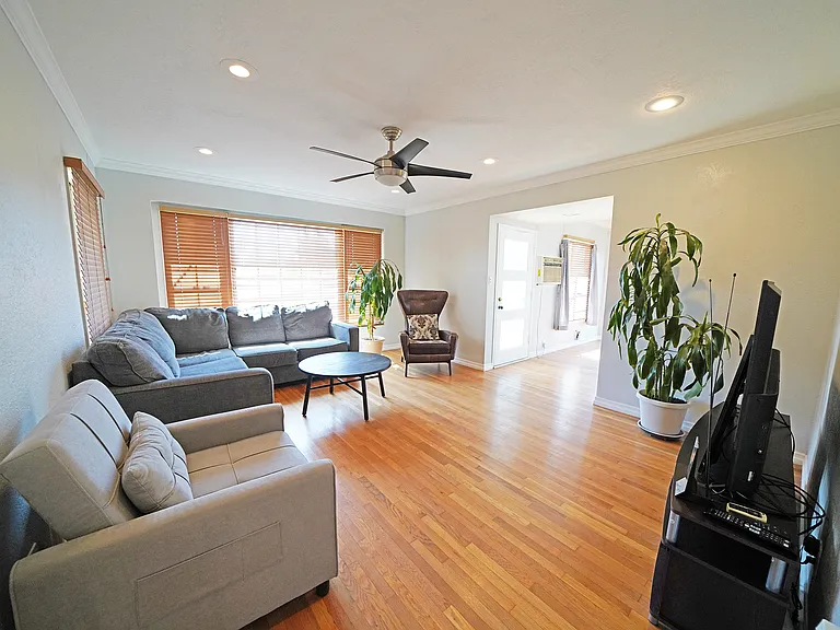 13719 S San Pedro St — Photo 6