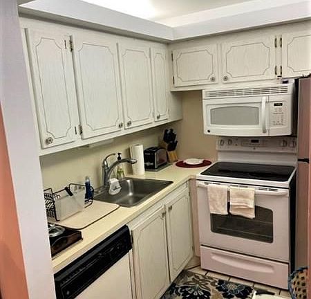 4th image of 562 Durham Cir #T