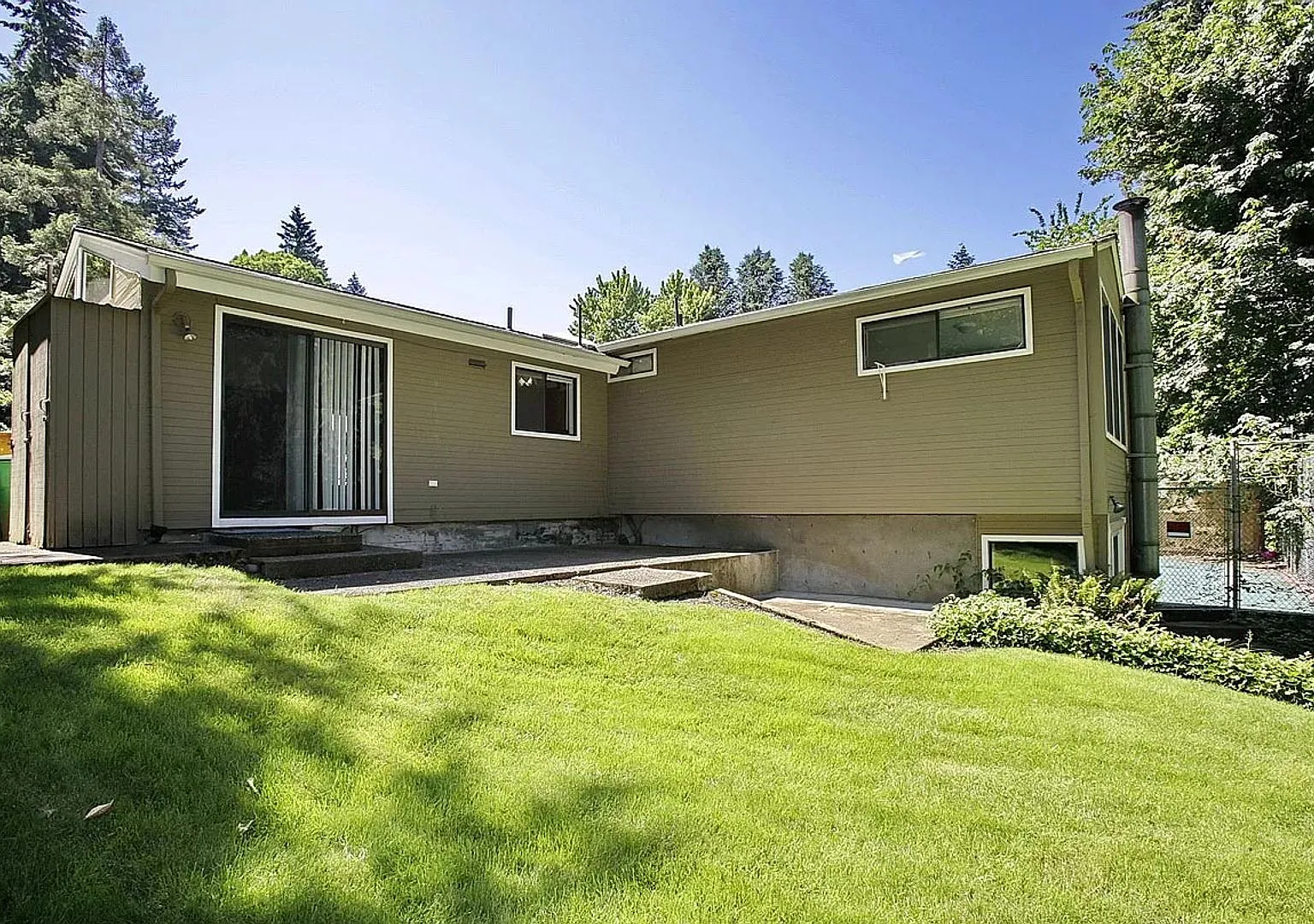 Collins View home- minutes to Lewis and Clark college! Featuring a basketball court, upgrades thr... — Photo 3