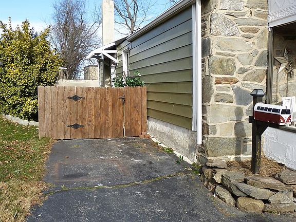 3rd image of 148 N Bonsall Ave