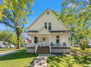 310 S Pine St, Stonington, IL