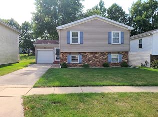 1412 Ridgeport Ave, Bloomington, IL 61704