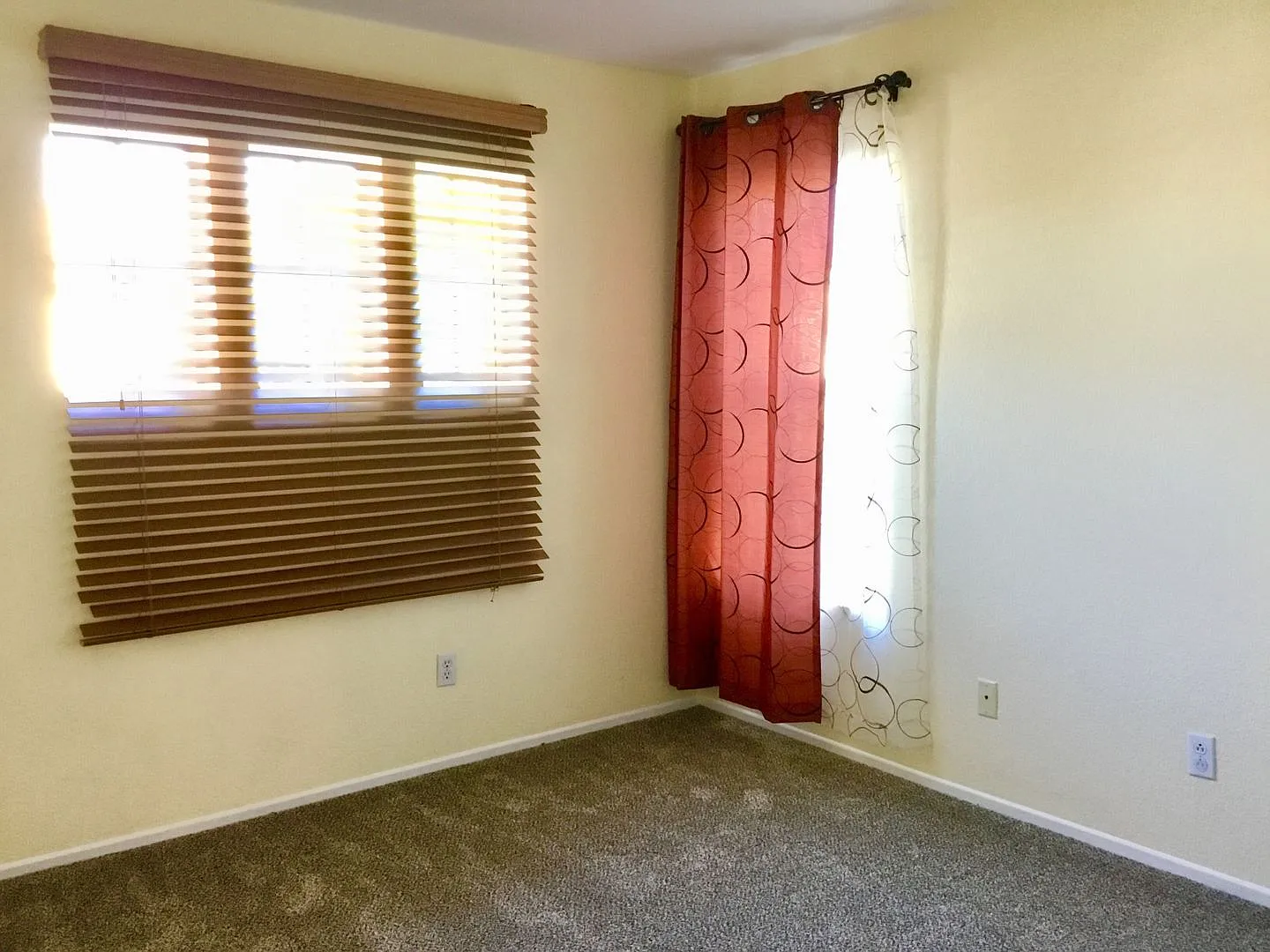 Spacious Eastlake Townhome with Loft, Private Backyard & 2-Car Garage — Photo 4
