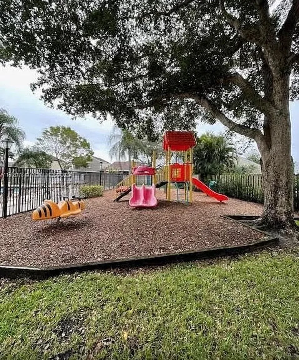 3 bed, 2.0 bath, 950 sqft, $2,500 — Photo 4