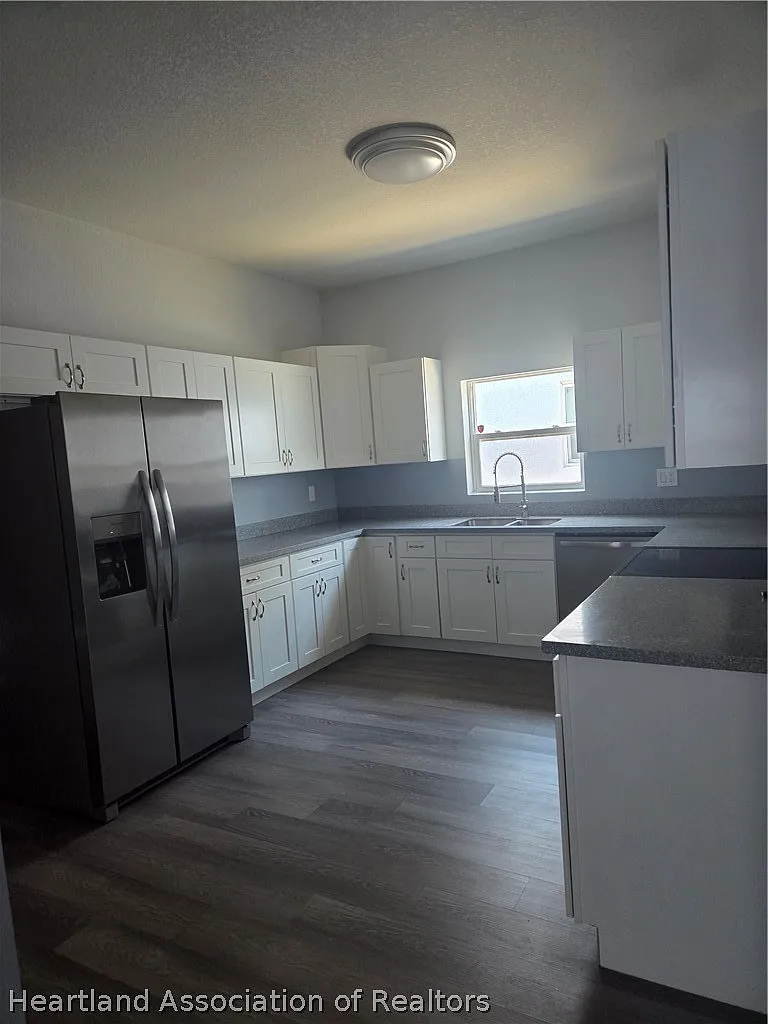3 bed, 2.0 bath, 1270 sqft, $1,700 — Photo 2