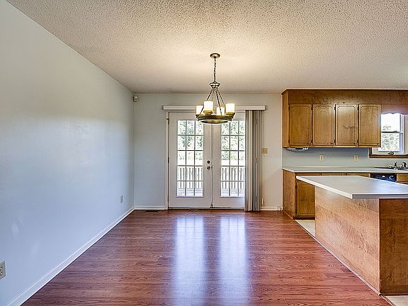 Dining room w/doors to deck