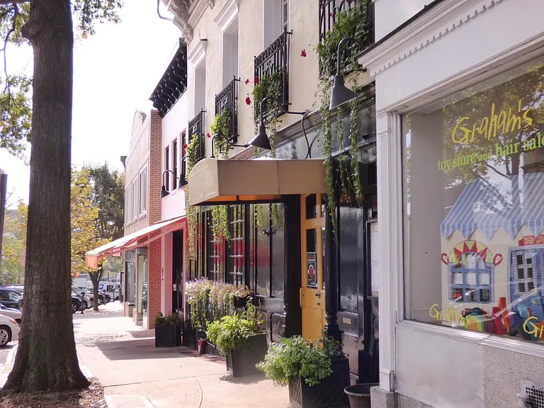 Greenwich Avenue - Restaurants and Boutiques