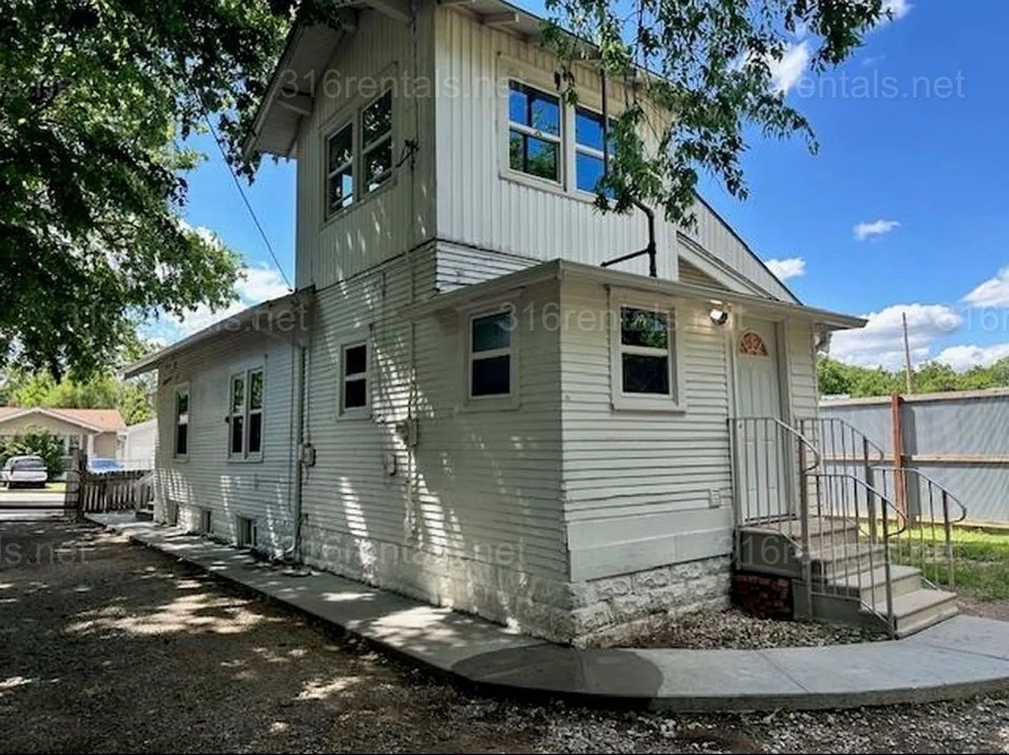 $1,199- 3 bedroom / 1 bathroom - Single Family Home — Photo 1