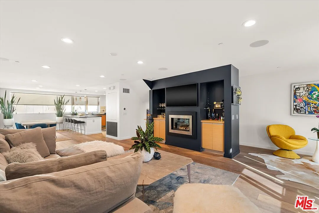 2 bed, 3.0 bath, 1950 sqft, $8,485 — Photo 4
