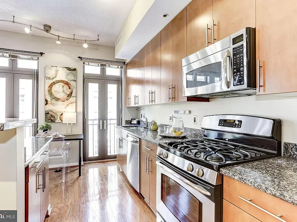 1390 Kenyon St NW #304