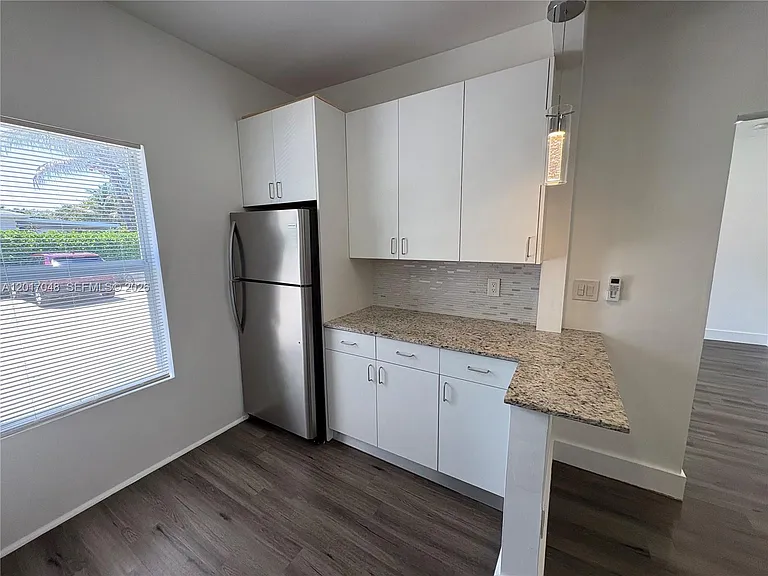 3237 SW 4th St #6 — Photo 6