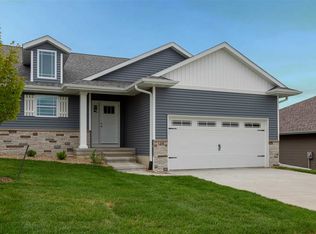 1408 Applewood Dr, Fairfax, IA 52228