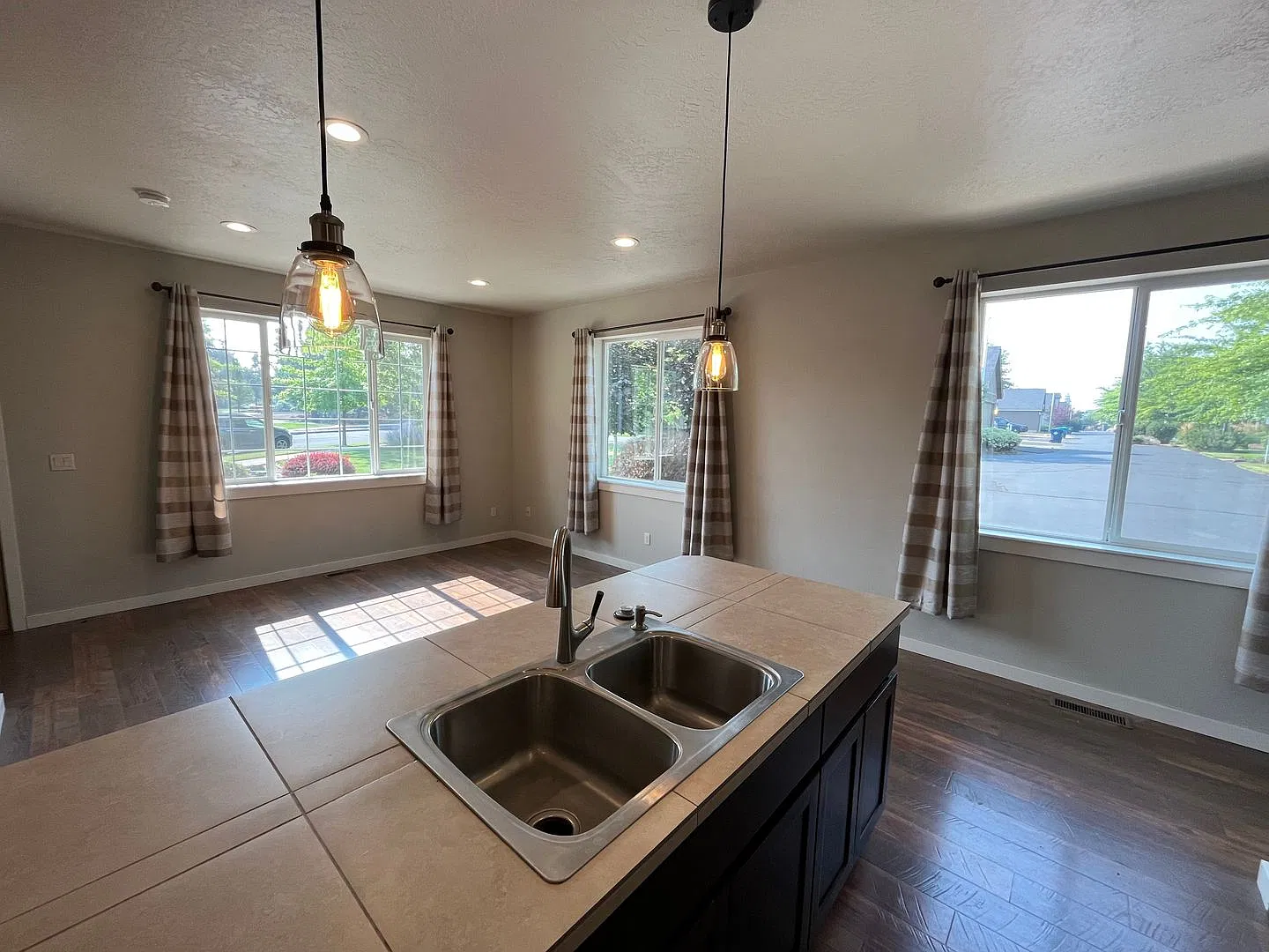 3 bed, 2.5 bath, 1397 sqft, $2,195 — Photo 4