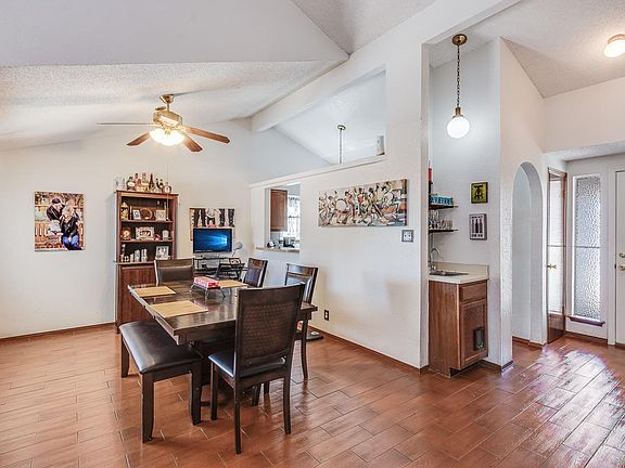 3rd image of 4824 Maureen Cir
