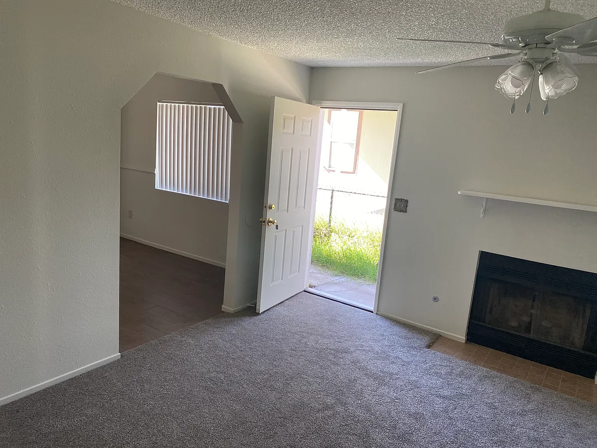Building Photo - 835 Roadrunner Dr