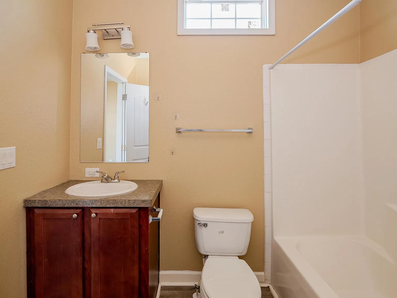 3 bed, 1100 sqft, $1,295 — Photo 4