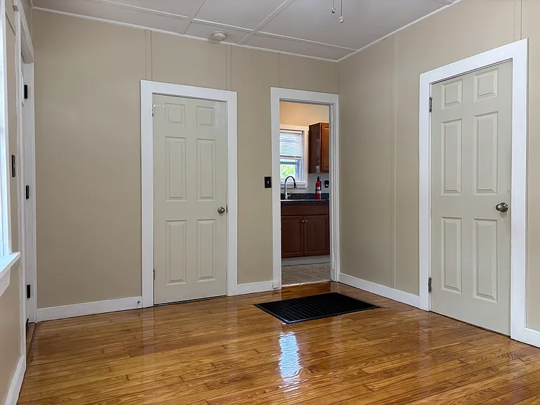 744 W Shore Rd — Photo 3