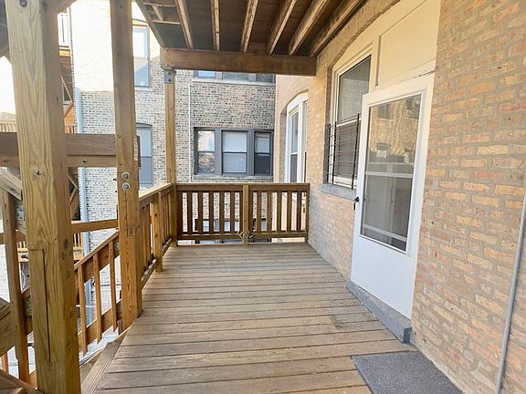 4th image of 906 W Montrose Ave APT 2