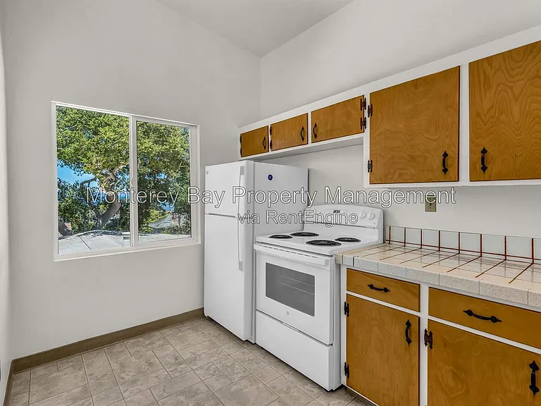 420 Lighthouse Ave #D — Photo 14