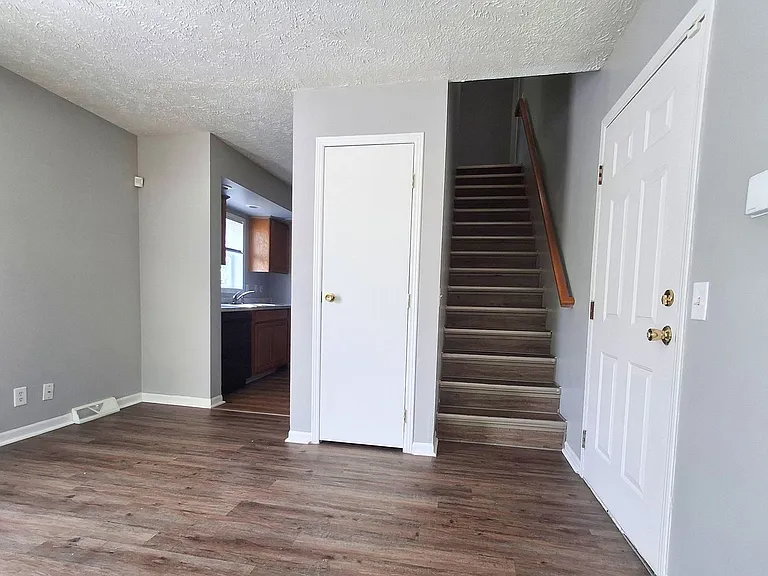 127 E Mulberry St — Photo 10