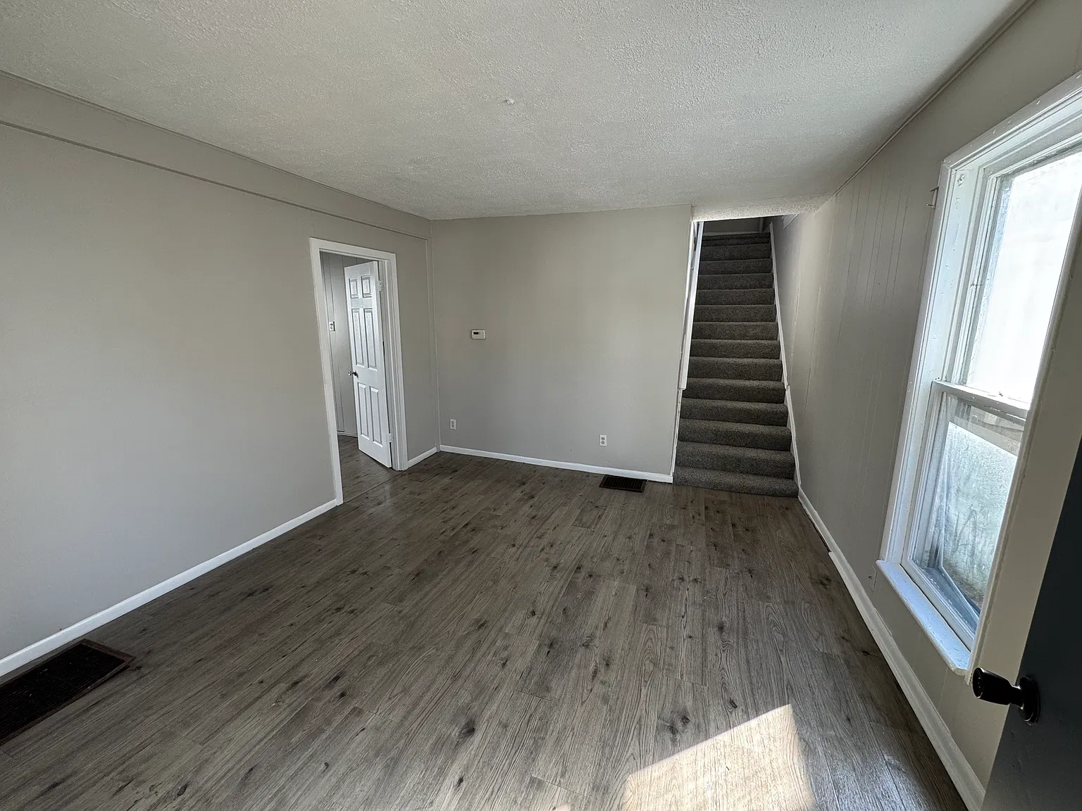 3 bed, $925 — Photo 2