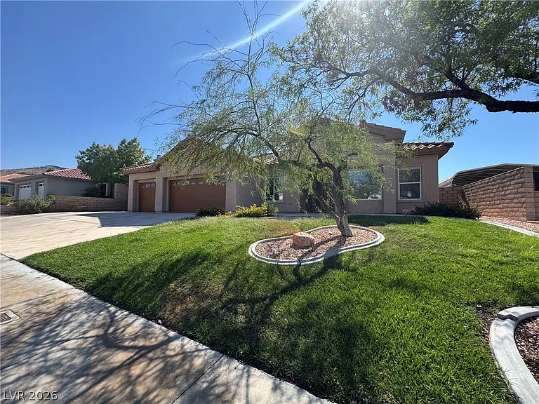 787 Fairway Dr — Photo 2
