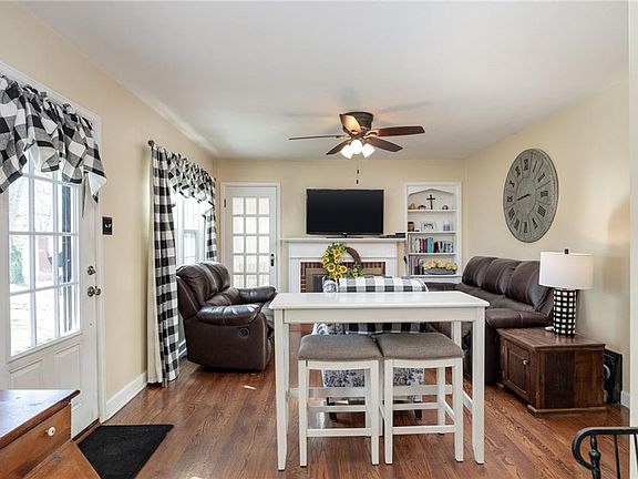 2nd image of 2514 Lucille Ave
