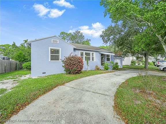3rd image of 1261 Lakeview Dr