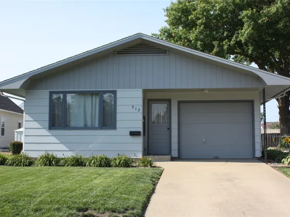 912 Franklin St, Pella, IA 50219