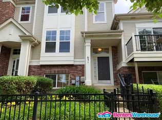 631 Grosvenor Ln, Aurora, IL 60504