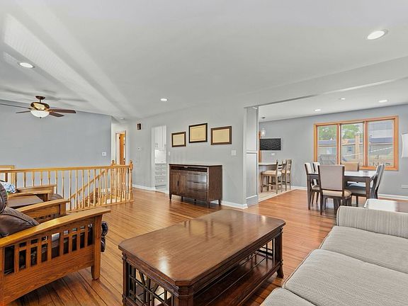3rd image of 1826 W Catalpa Ln
