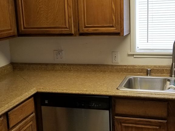 3rd image of 909 Veale Ave