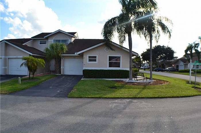 1st image of 1249 W Lakes Dr