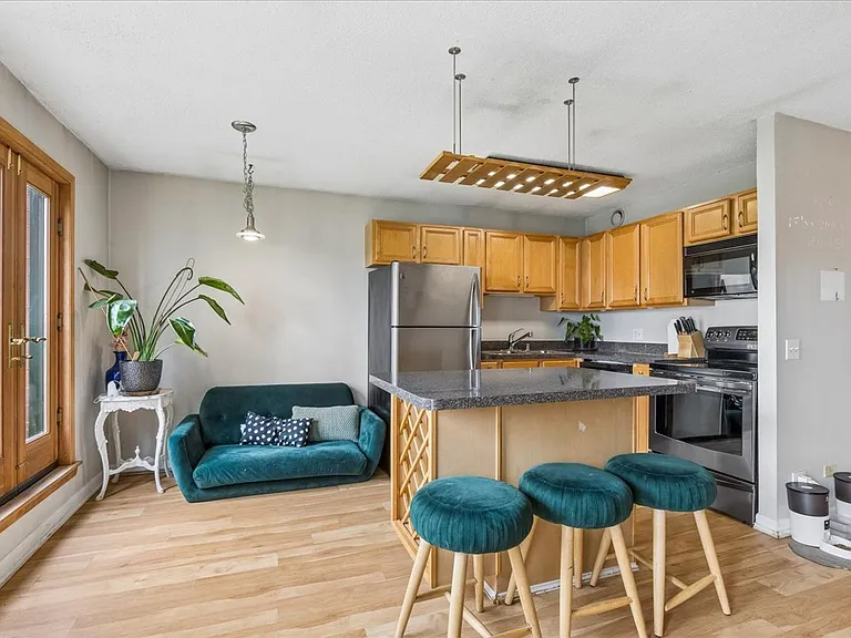 711 W Gordon Ter #823 — Photo 4
