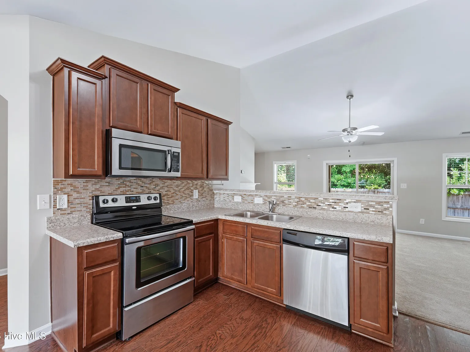 3 bed, 2.0 bath, 1565 sqft, $1,795 — Photo 3