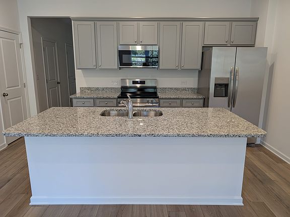 4th image of 136 Hazel Dr