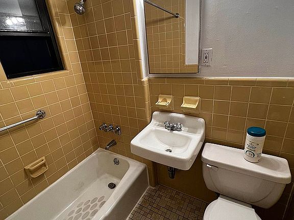 5th image of 235 E 82nd St APT 4B