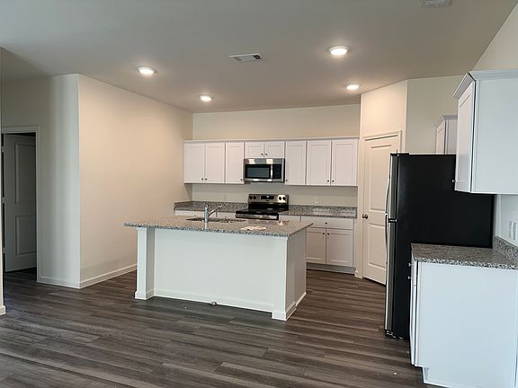3rd image of 5916 Sahara Dr