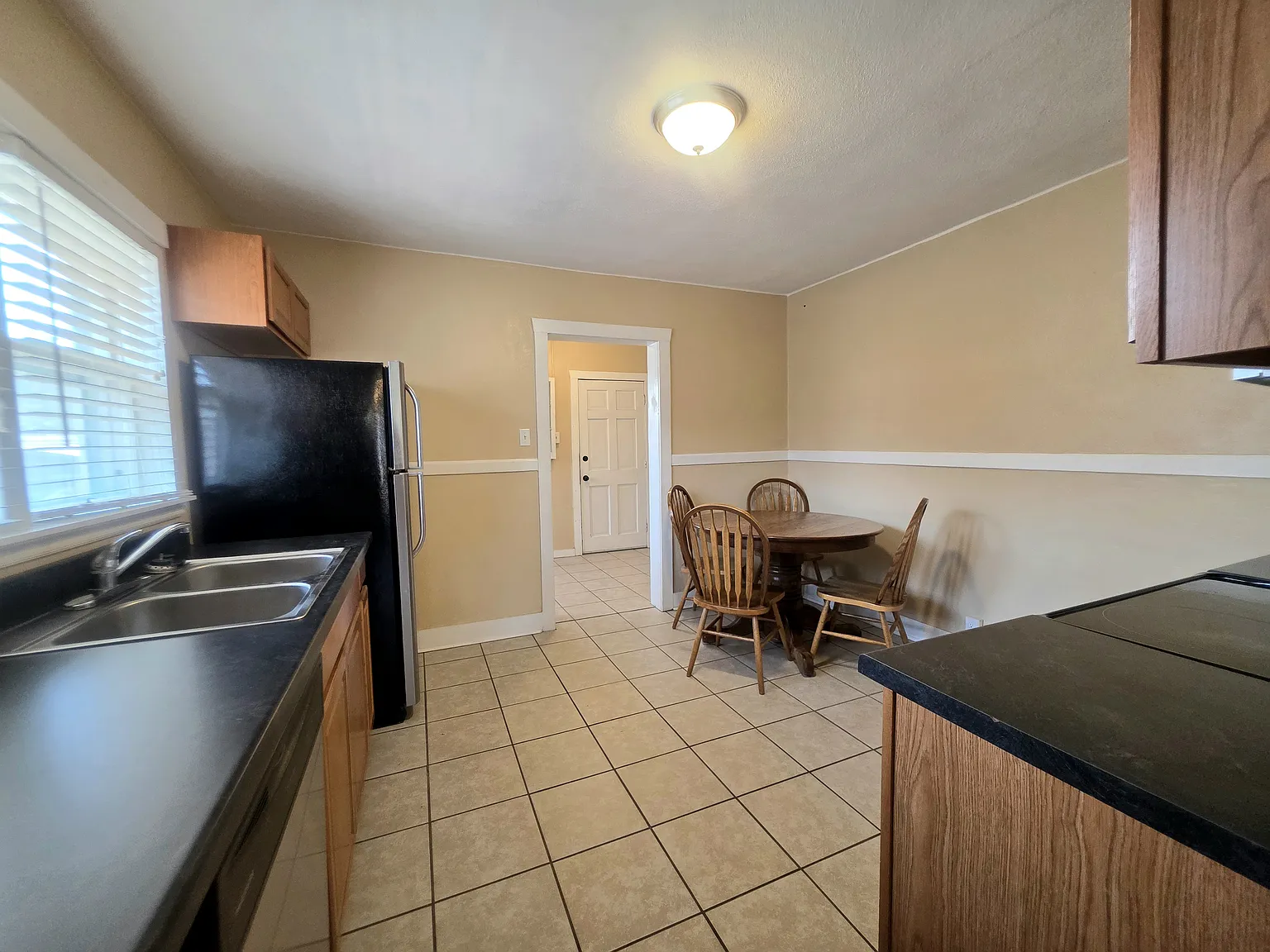 3 bed, 962 sqft, $1,600 — Photo 2