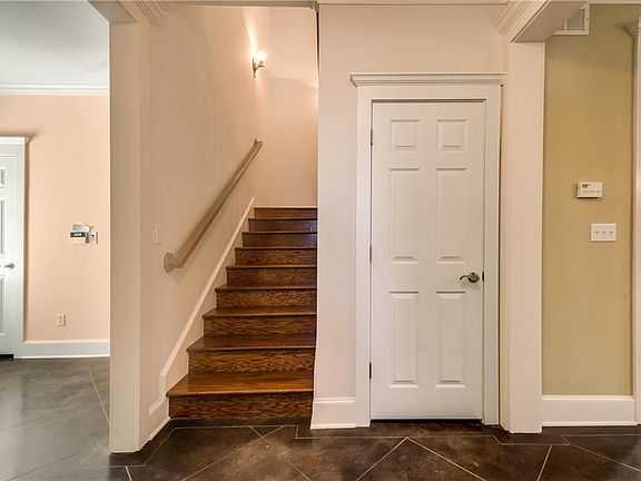 4th image of 1065 W Oleander St