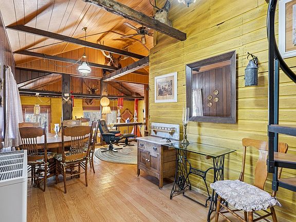 4th image of 2476 Riverside Dr