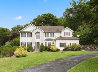 12 Meredith Ct, Oak Ridge, NJ 07438